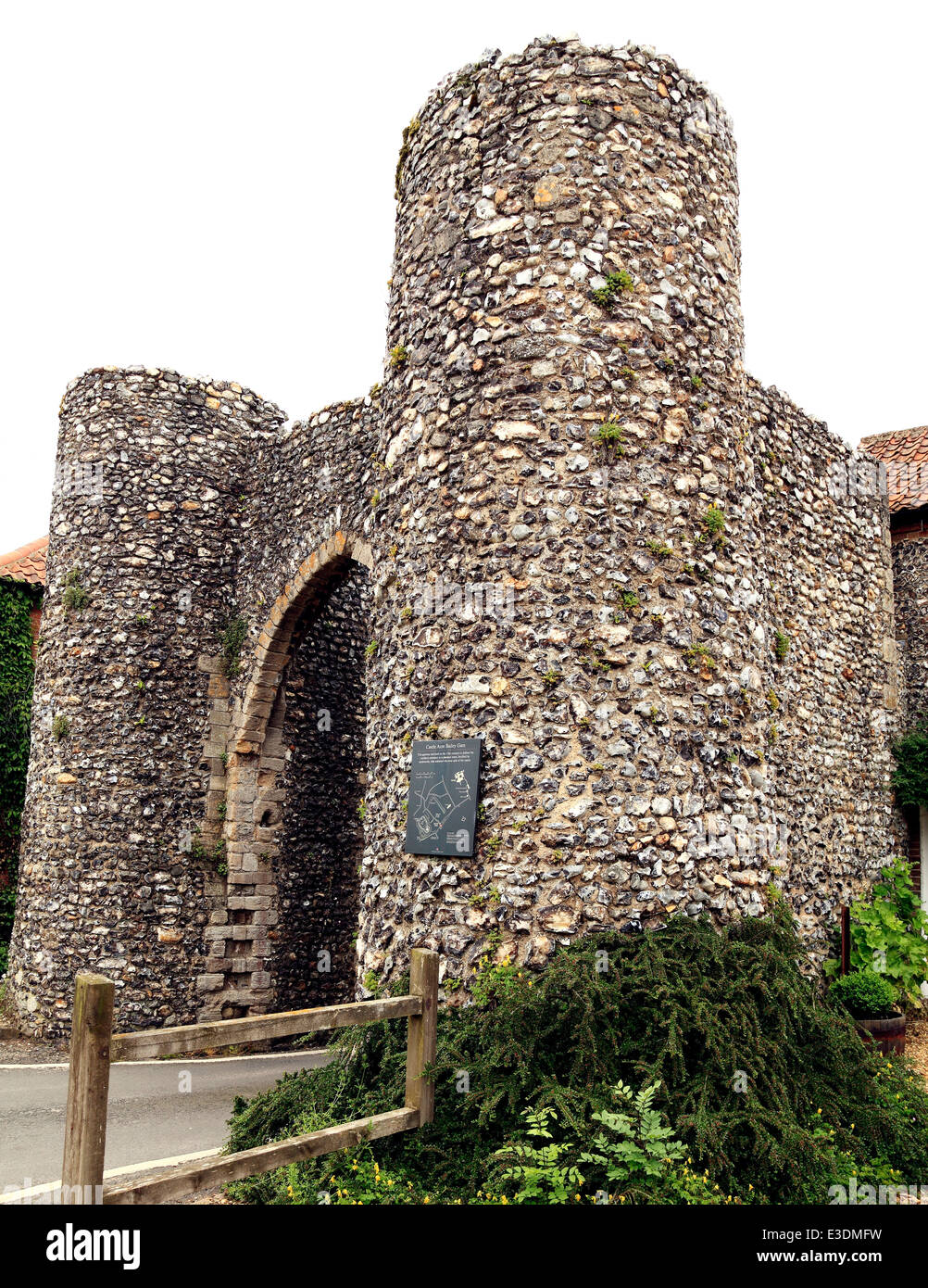 Bailey Gate, Castle Acre, Norfolk, north gate, Norman c. 1200 Inglaterra medieval gates defensa defensas Foto de stock