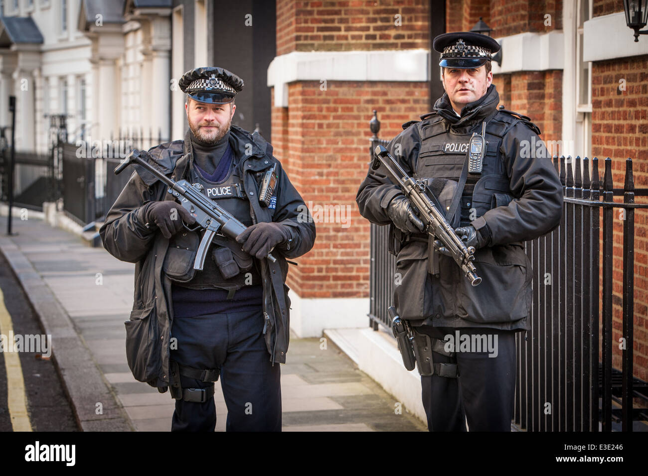 Policías metropolitanos armados patrullaban en Mayfair, Londres, Reino Unido Foto de stock