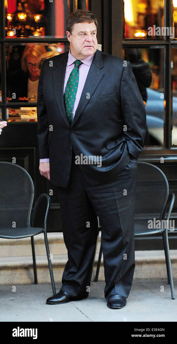 El actor norteamericano John Goodman fuma un cigarrillo fuera de un hotel en Londres con: John Goodman donde: Londres, Reino Unido cuando: 16 de octubre de 2013 Foto de stock