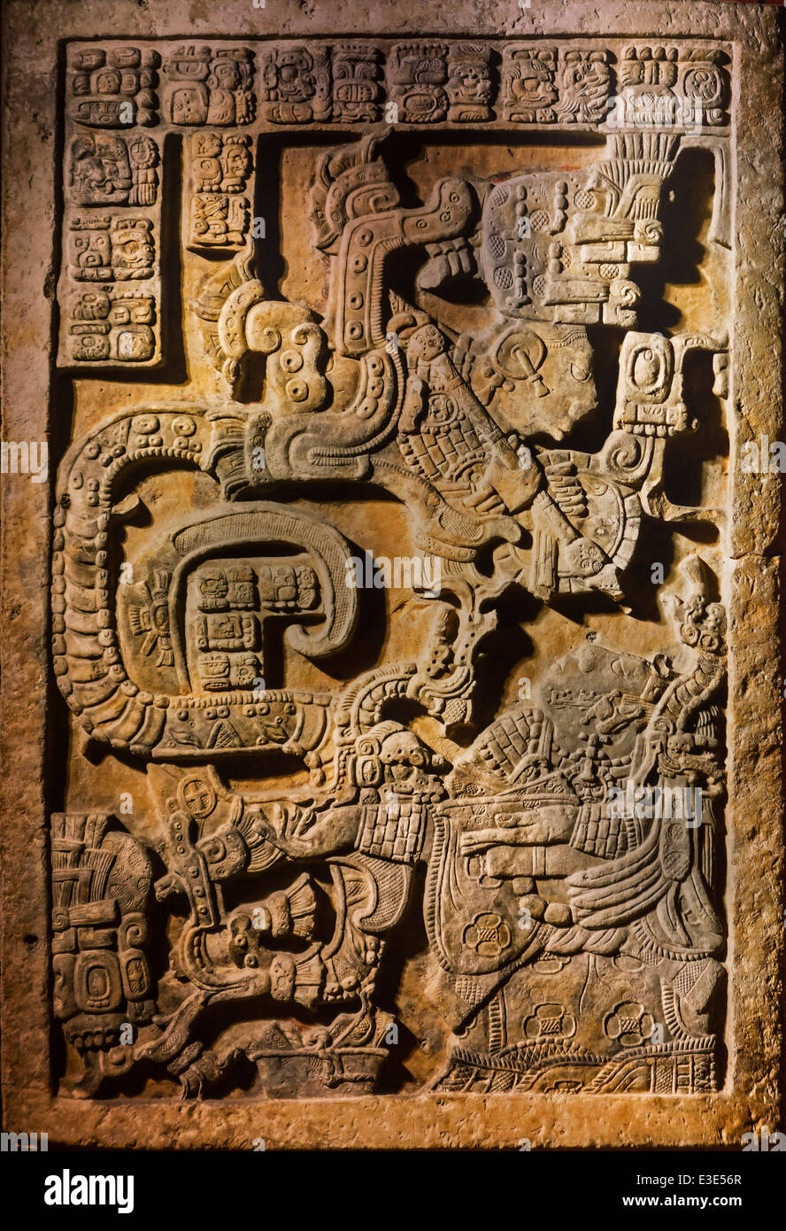 Yaxchilan Dintel 25 mostrando inscripciones jeroglíficas se invierte como si estuviera destinado a ser leído en un espejo, Chiapas, México. Foto de stock