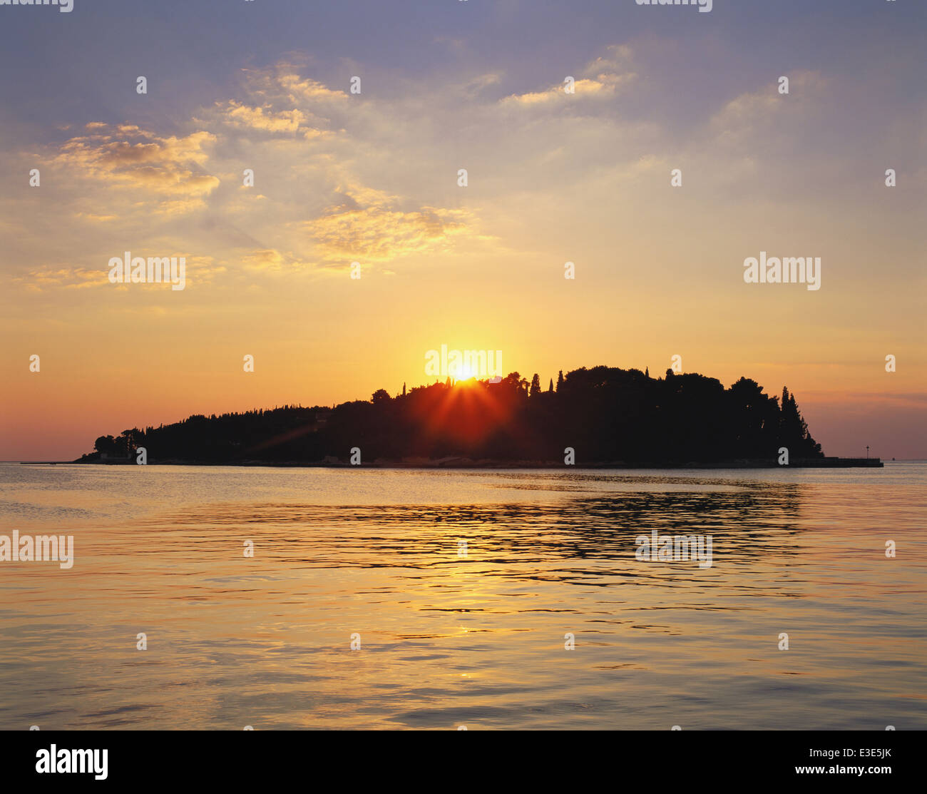 La VFC: Istria: vista desde Rovinj de Katarina Isla al anochecer Foto de stock