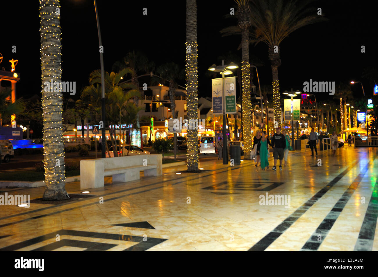 En la noche de la Avenida de Las Américas, Arona, Playa de Las Americas,  Tenerife, España Fotografía de stock - Alamy