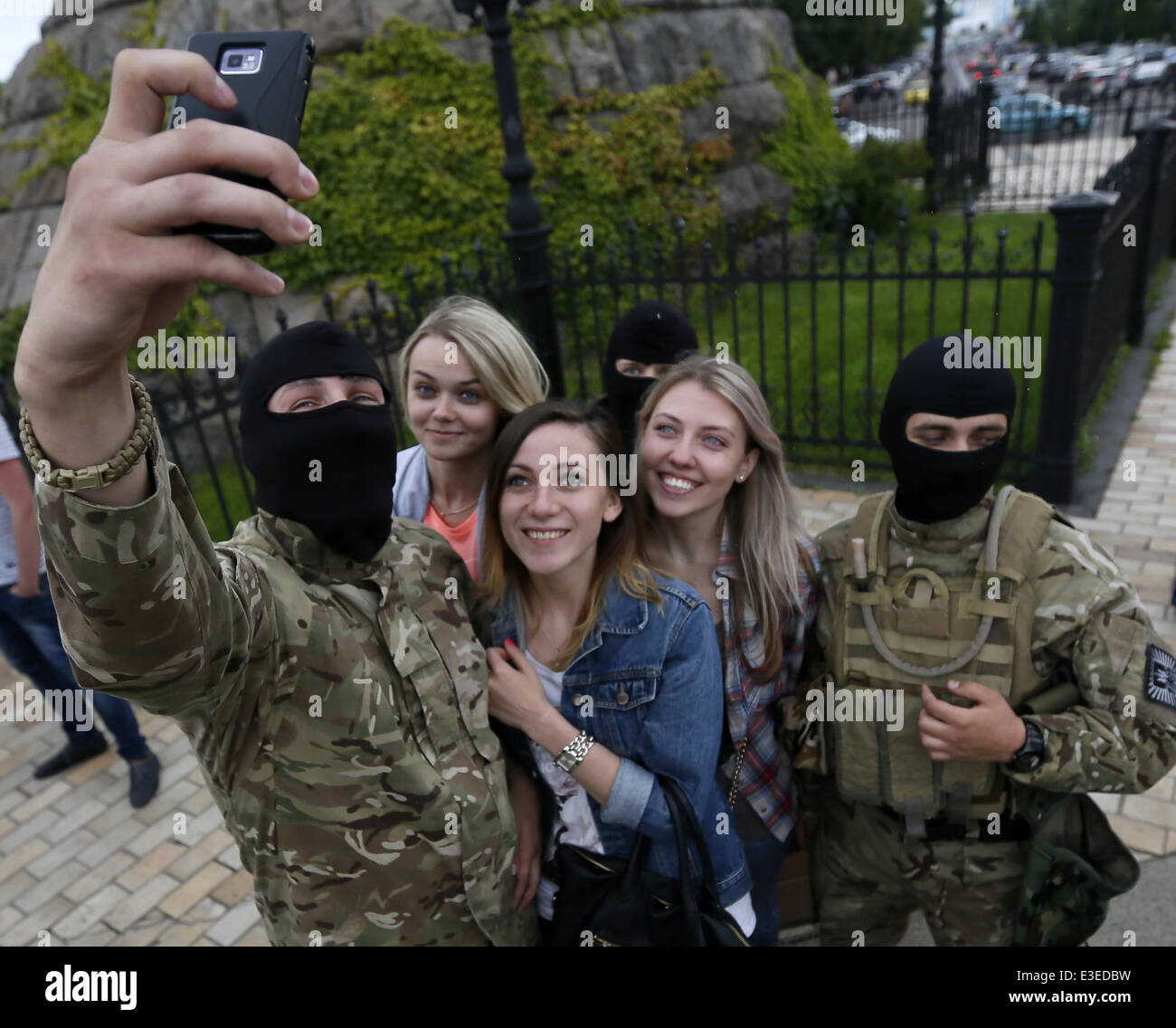 kiev-ucrania-el-23-de-junio-de-2014-masked-voluntarios-que-se-han-sumado-el-batallon-del-ejercito-del-gobierno-ucraniano-azov-para-tomar-parte-en-la-operacion-militar-en-donetsk-y-lugansk-regiones-posan-con-sus-amigas-para-imagenes-selfie-despues-de-tomar-juramento-de-alleg-e3edbw.jpg