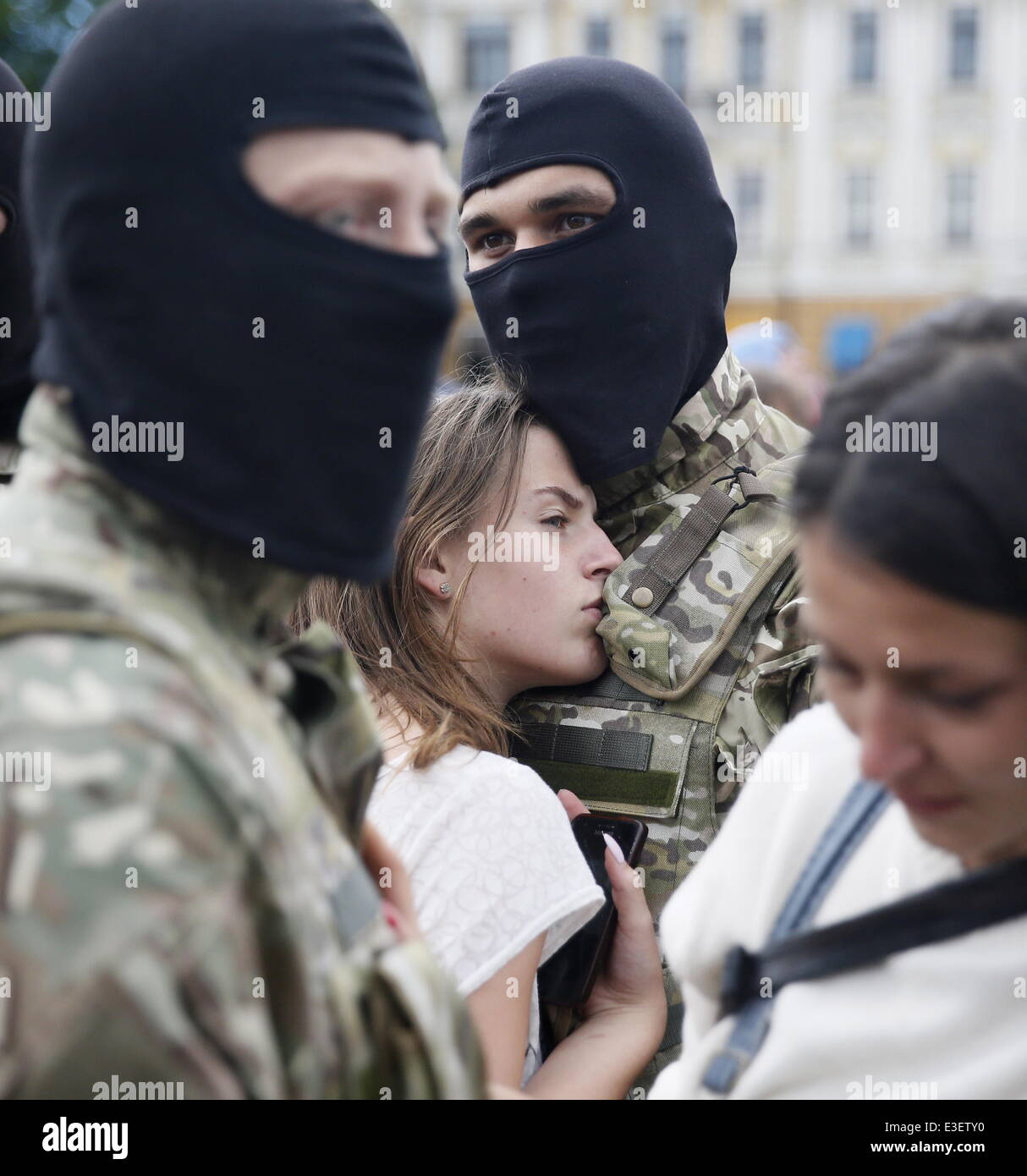 kiev-ucrania-el-23-de-junio-de-2014-masked-voluntarios-que-se-han-sumado-el-batallon-del-ejercito-del-gobierno-ucraniano-azov-para-tomar-parte-en-la-operacion-militar-en-donetsk-y-lugansk-regiones-abrazar-a-sus-novias-antes-o-despues-de-tomar-el-juramento-de-lealtad-en-el-centr-e3ety0.jpg