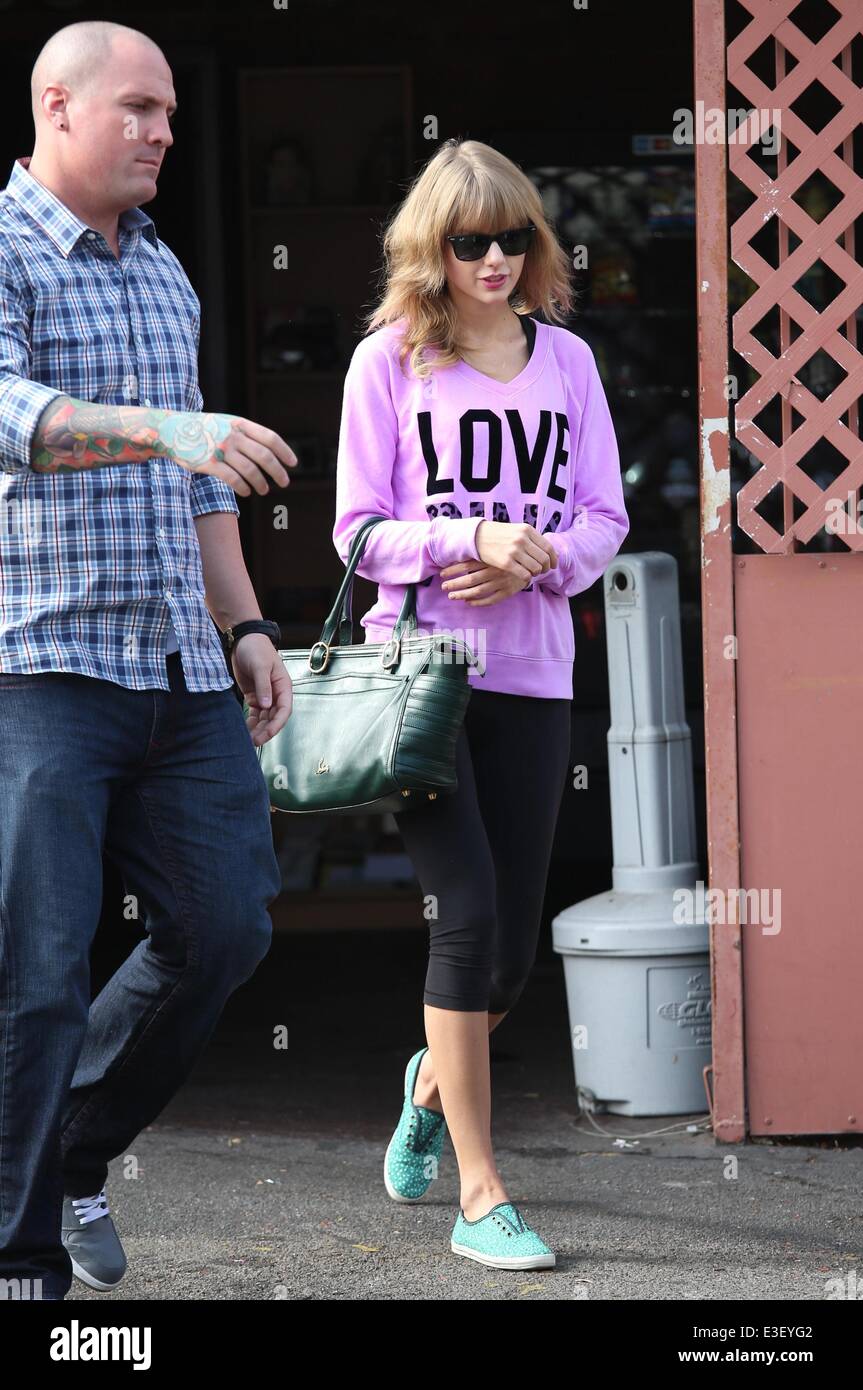 Taylor Swift sale de su baile rehearsal studio vistiendo una sudadera Rosa  de amor. Featuring: Taylor Swift donde: Los Angeles, CA, Estados Unidos  Cuándo: 24 Oct 2013 Fotografía de stock - Alamy
