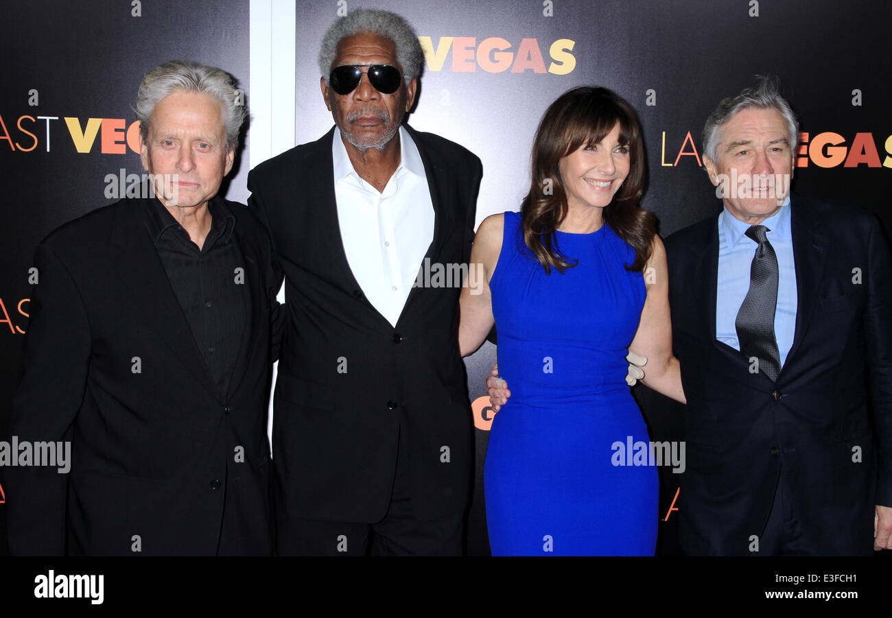El elenco de Last Vegas sale al Ziegfield Theatre para el estreno de la  ciudad de Nueva York para su película. Con: Michael Douglas,Morgan Freeman,Mary  Steenbergen,Robert de Niro donde: New York City,
