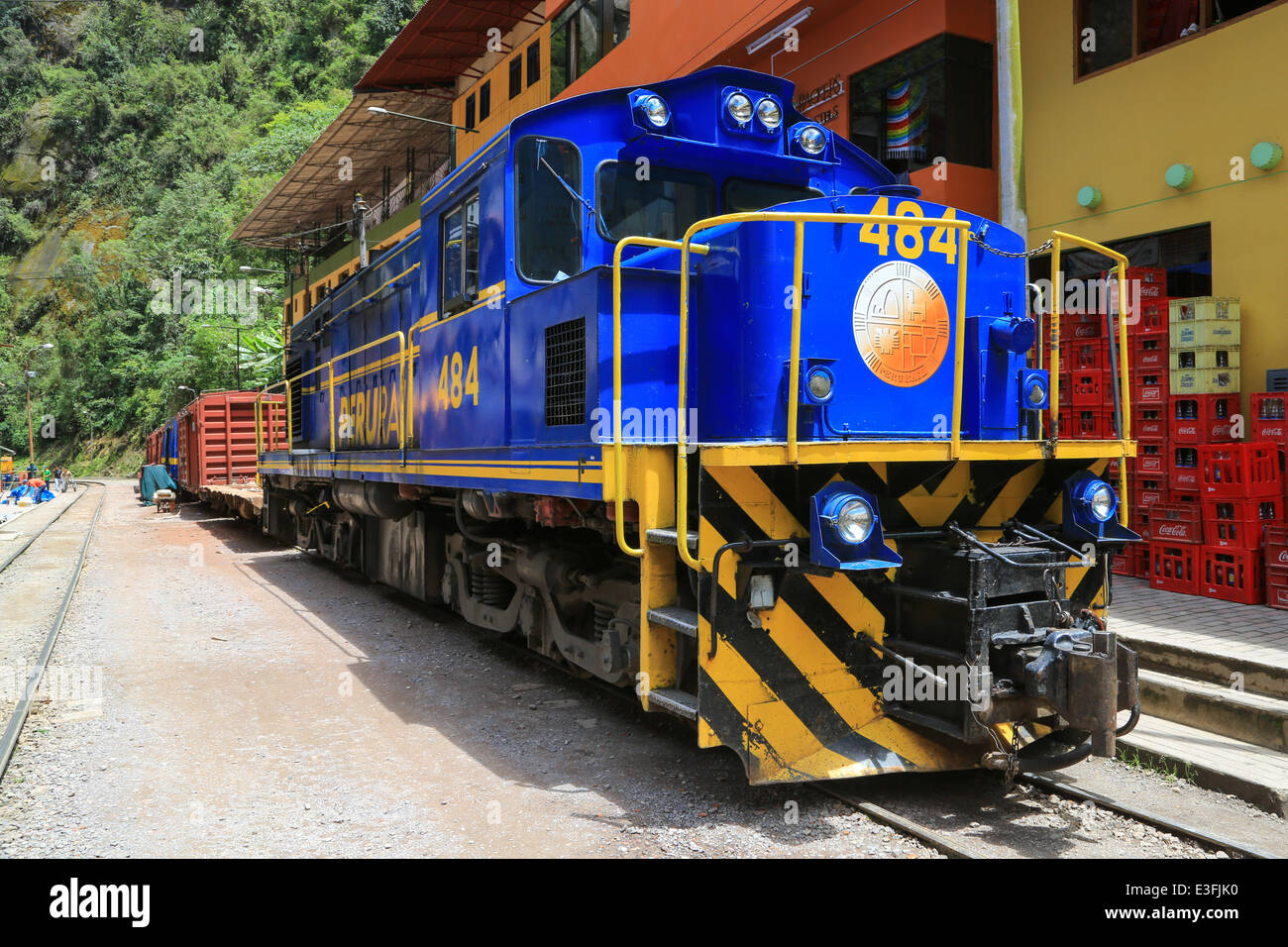 Peru Rail número de motor 484 y los vagones de tren a Aguas