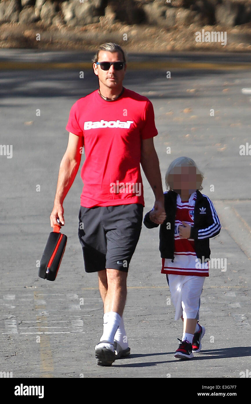 Gavin Rossdale luciendo un rojo francés sportswear top de Babolat con Nike  pantalones cortos, calcetines blancos y sandalias, toma hijo Zuma a la  escuela vistiendo chándal adidas top y FC Dallas Soccer