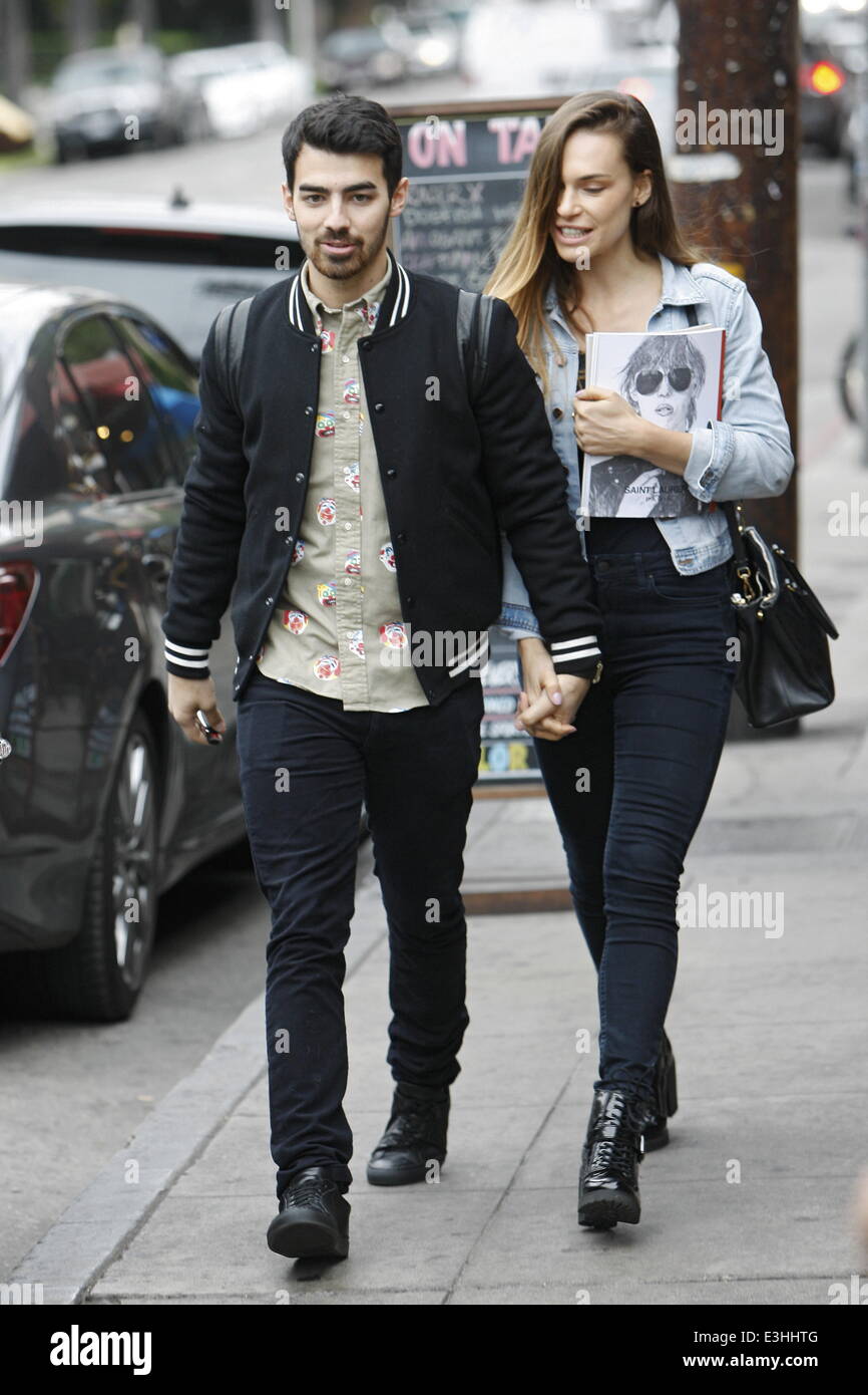 Joe Jonas y novia Blanda Eggenschwiler pasear cogidos de la mano en Los