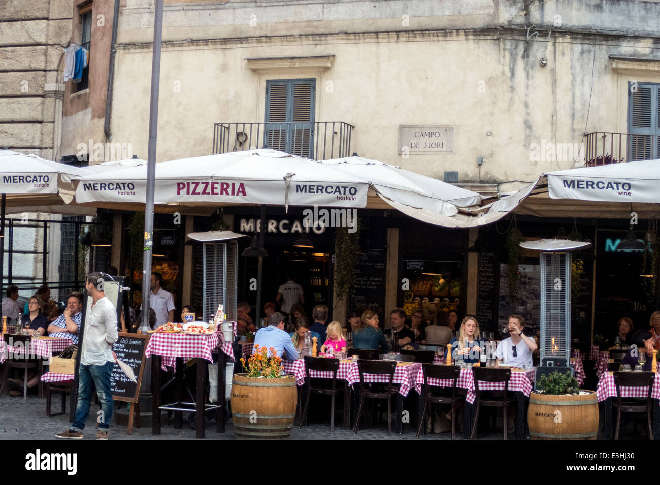 Pizzería en Campo de Fiori en Roma Foto de stock