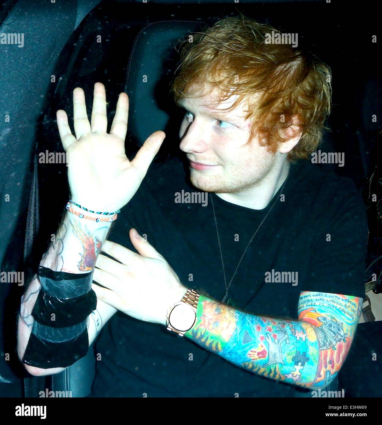 Ed Sheeran dejando un taller de tatuajes en West Hollywood. El cantante  parece tener una cubierta de plástico sobre su brazo derecho, sugiriendo  que luce una nueva pieza de arte corporal. Incluye: