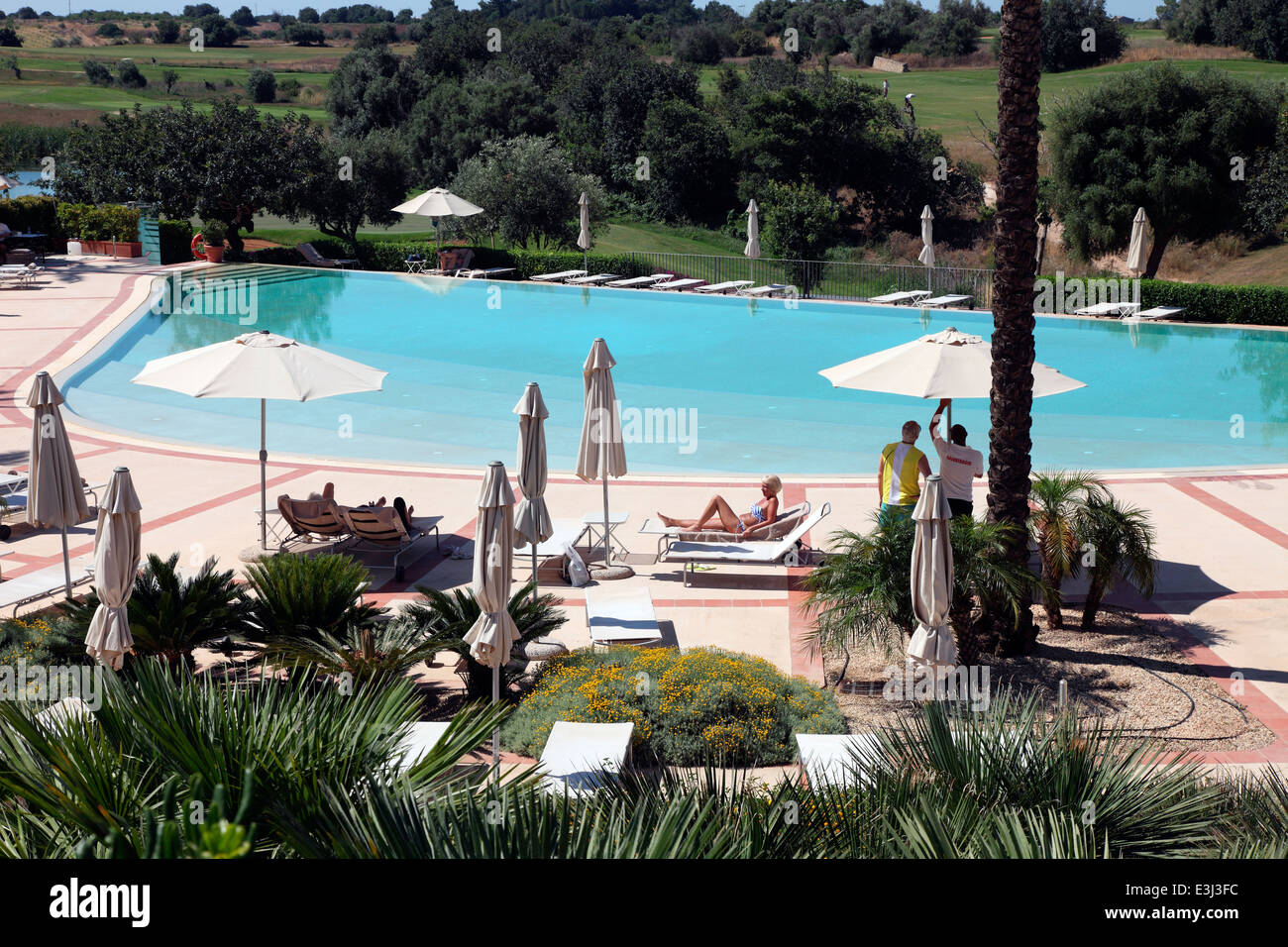 La piscina en el Donnafugata Golf Resort en el sudeste de Sicilia Foto de stock