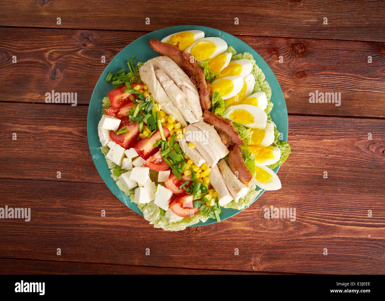 Ensalada Cobb - colorido plato abundante ensalada de tamaño con bacon, pollo, huevos, maíz, - un plato principal ensalada jardín americano Foto de stock
