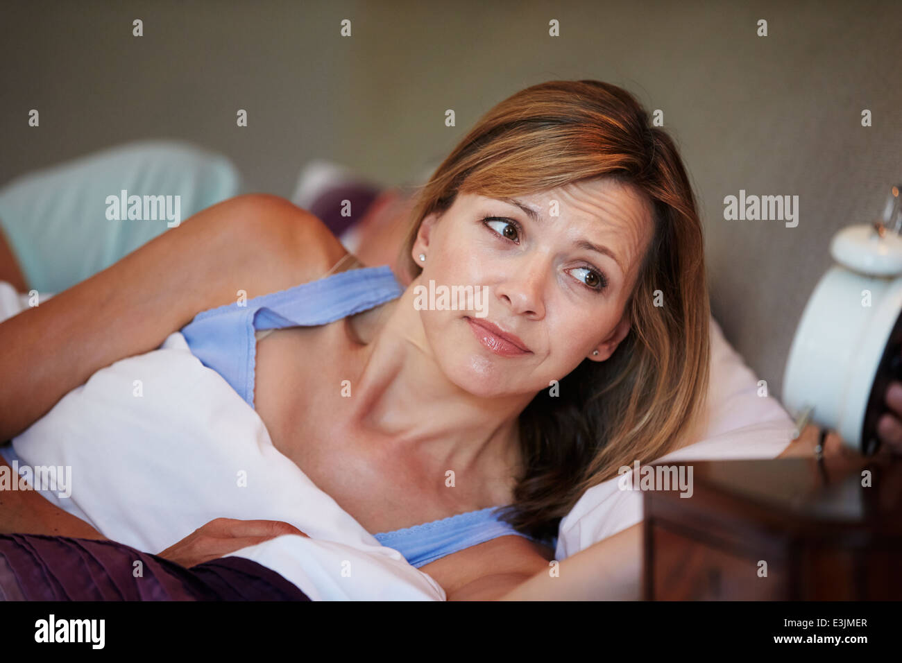 Pareja en la cama con su esposa sufre de insomnio Foto de stock