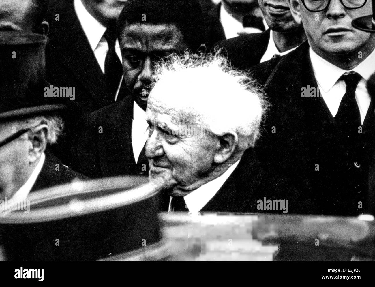 Ben Gurion en el aeropuerto Charles de Gaulle de rito funerario,1970 Foto de stock