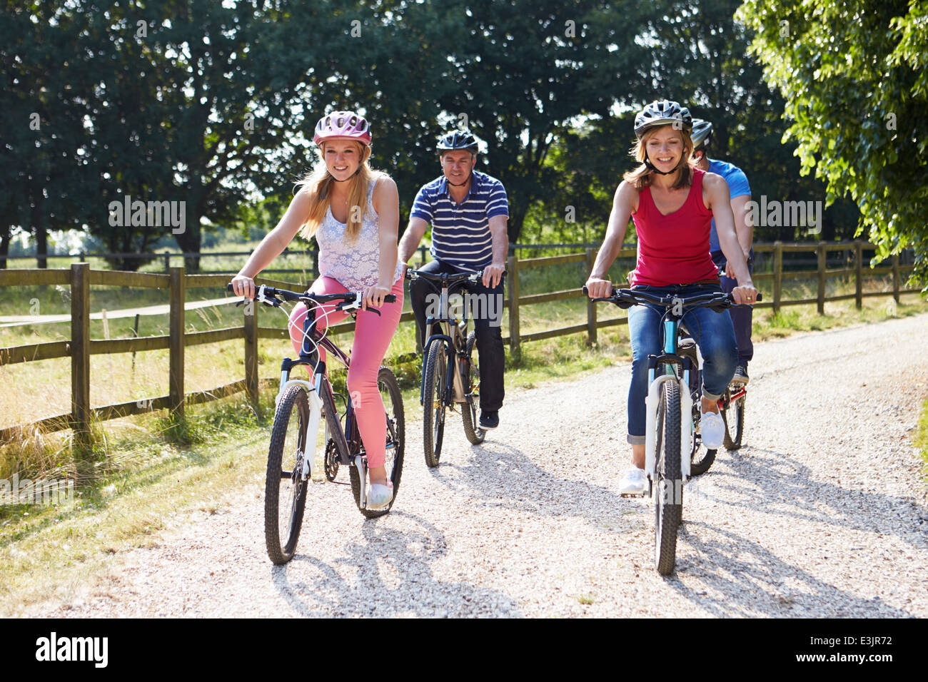 Familia con hijos adolescentes en Paseo en Bicicleta en el campo Foto de stock