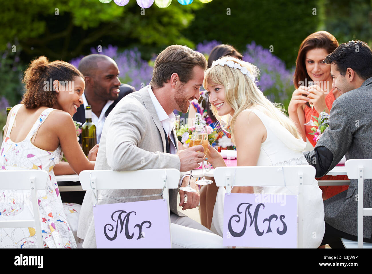 La novia y el novio disfrutando de comida en la recepción de la Boda Foto de stock