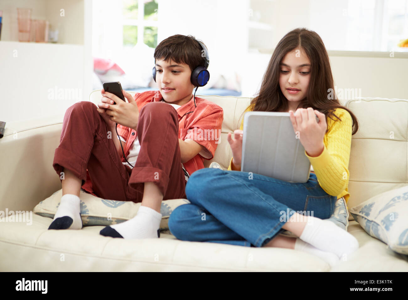Niños jugando con la tableta digital y reproductor de MP3 Foto de stock