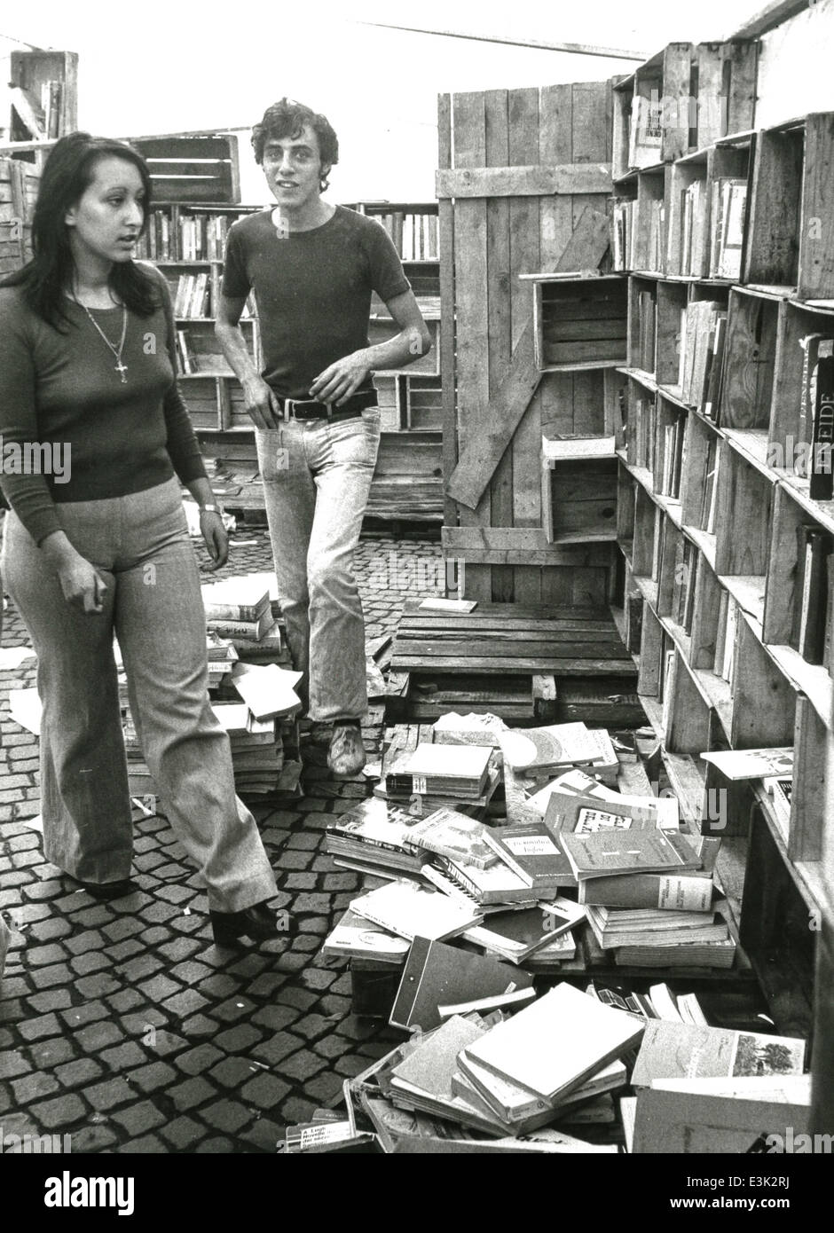 Los jóvenes en una tienda de libros usados,Milán,60's Foto de stock