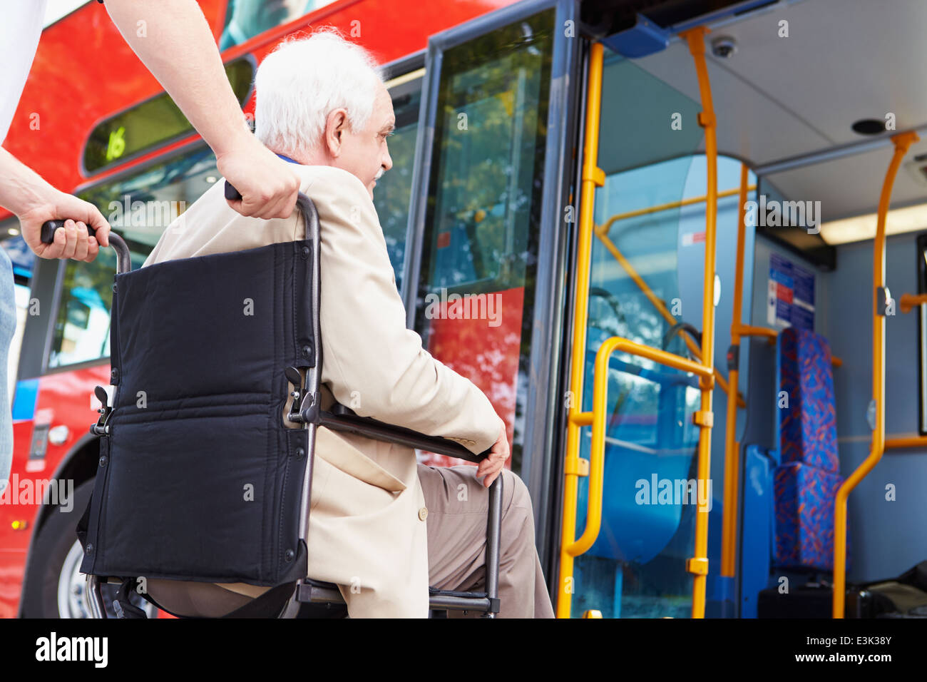 Pareja Senior Bus embarque con rampa de acceso para sillas de ruedas Foto de stock