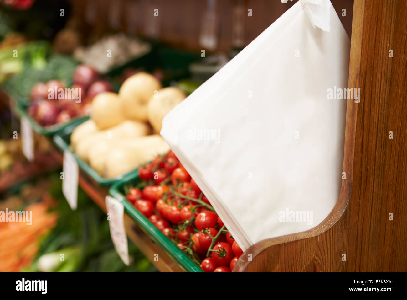 Las bolsas de papel por Fruit Contador de Farm shop Foto de stock