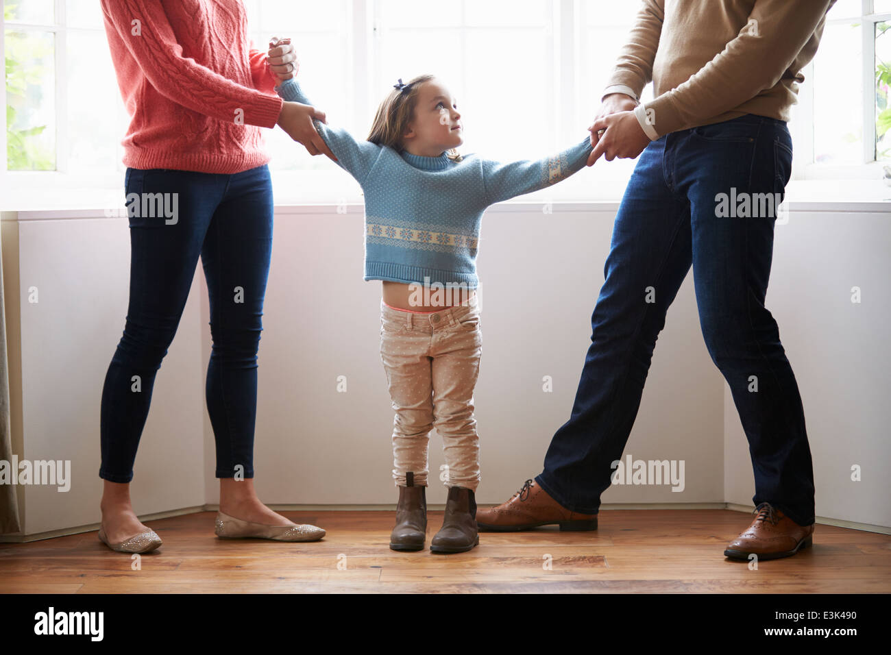 Dos padres luchando por niño en concepto de divorcio Foto de stock
