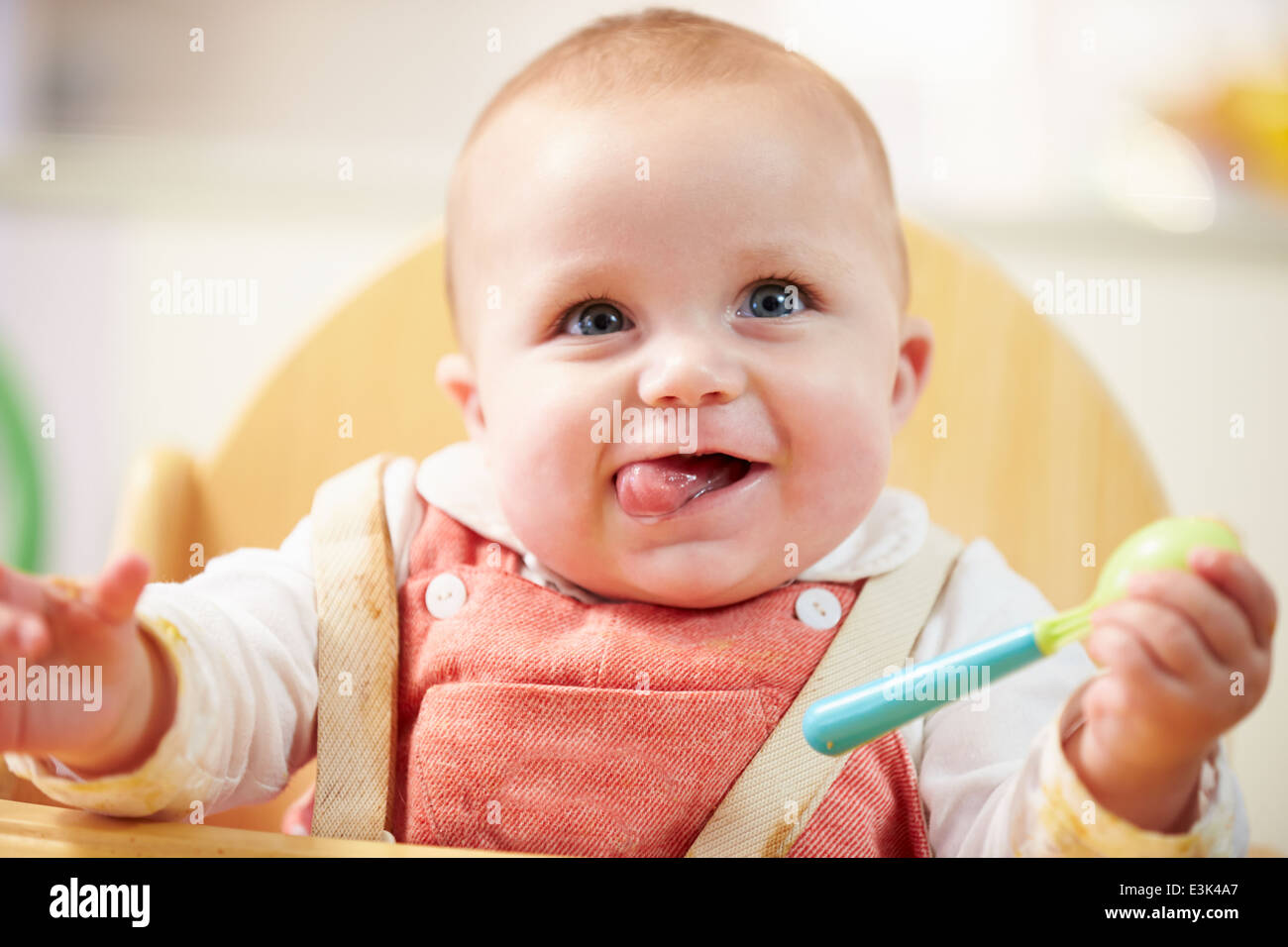 Retrato de joven feliz Baby Boy en silla alta Foto de stock