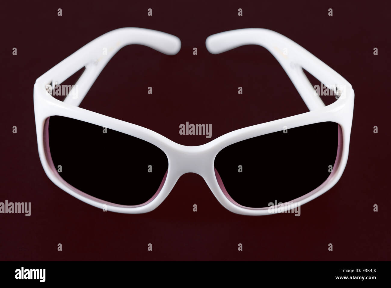Gafas de sol blancas enmarcadas fotografías e imágenes de alta resolución -  Alamy