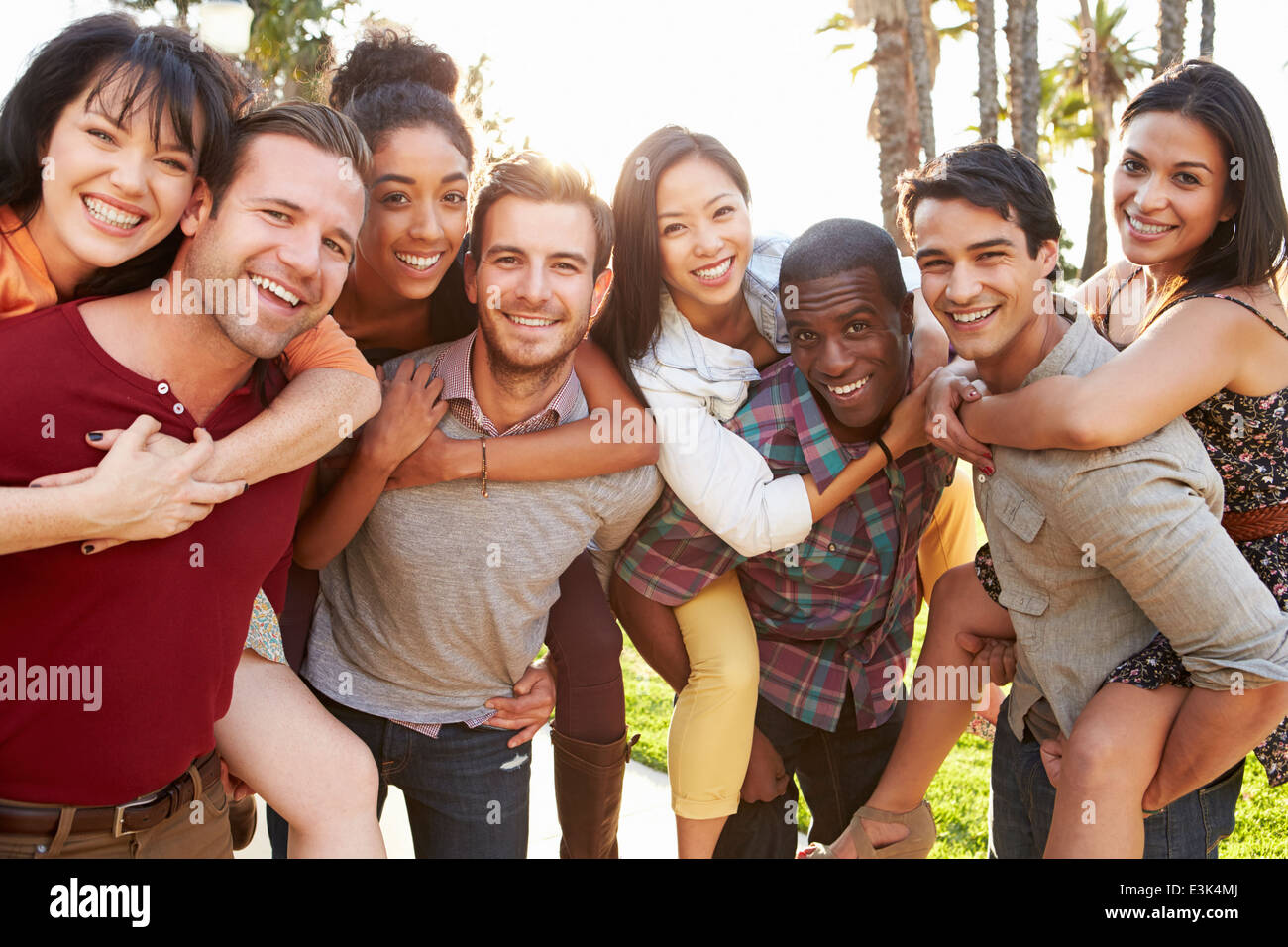 Grupo de Amigos divirtiéndonos juntos al aire libre Foto de stock
