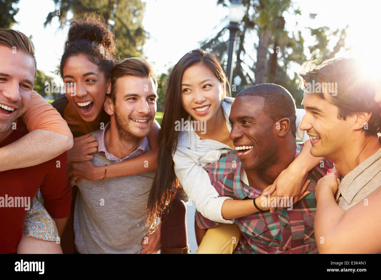 Grupo de Amigos divirtiéndonos juntos al aire libre Foto de stock
