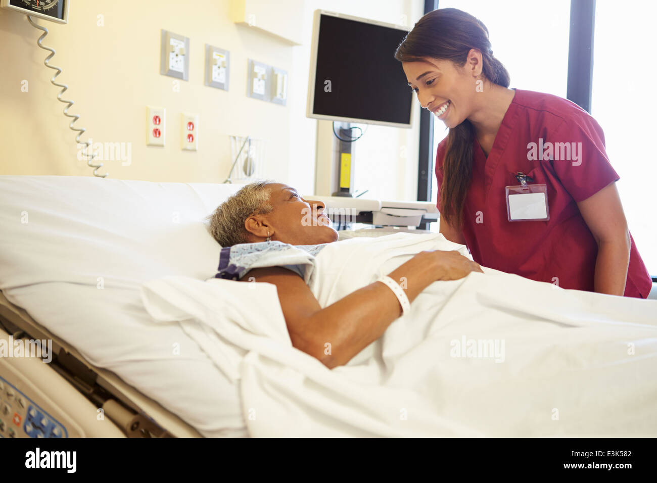 Mujer en hospital fotografías e imágenes de alta resolución Alamy