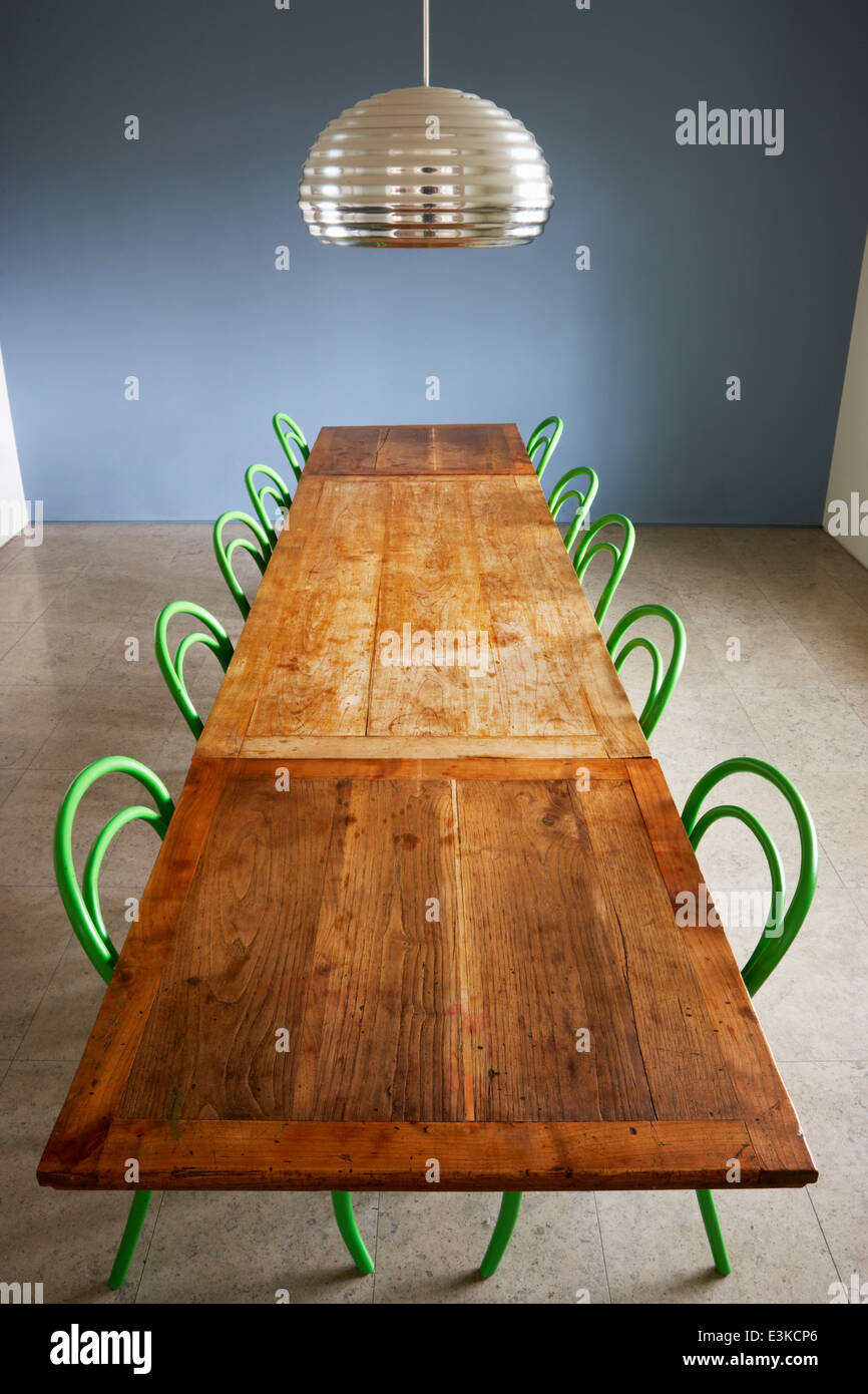 Comedor en Casa moderna con mesa y sillas Foto de stock