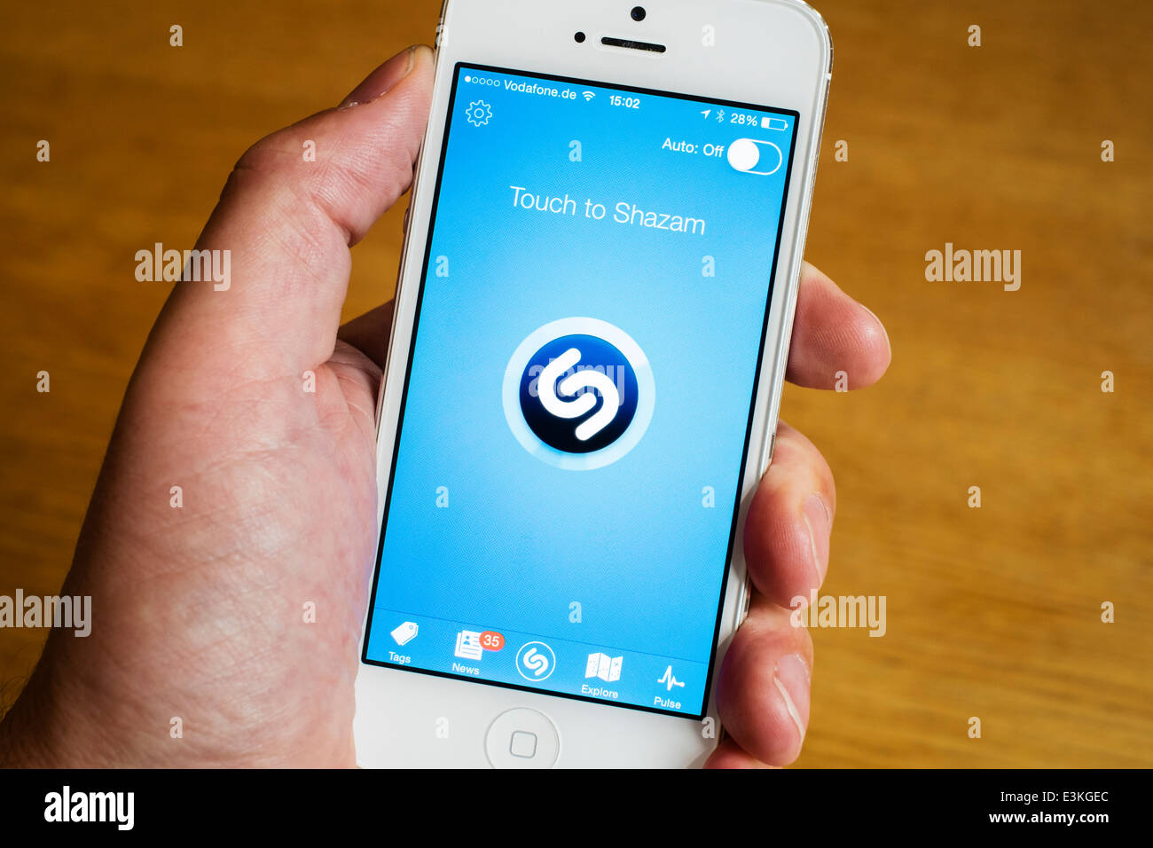 Detalle de la página de inicio de la línea de reconocimiento de música Shazam mobile app en el iPhone teléfonos inteligentes. Foto de stock
