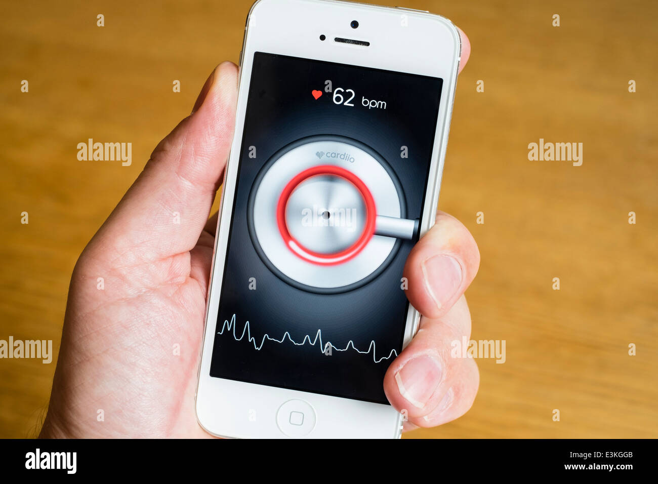 Detalle de Monitor de ritmo cardíaco salud iPhone app en un teléfono inteligente. Foto de stock