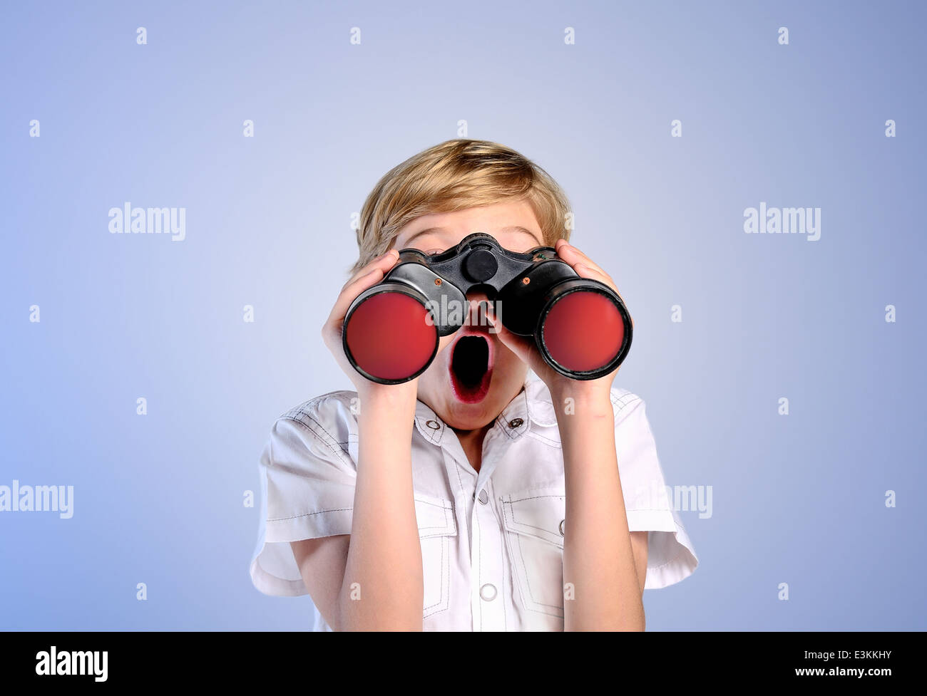 Aventura brazos asombrada aspiraciones antecedentes boy binoculares alegre niño infancia ingeniosa curioso descubrimiento educati cute aturdido Foto de stock
