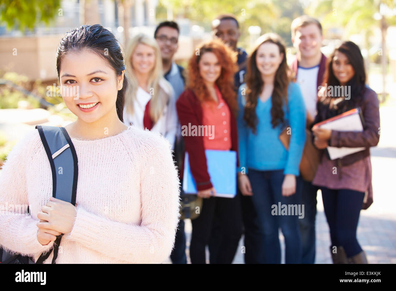 Retrato de estudiantes universitarios en el exterior en el Campus Foto de stock