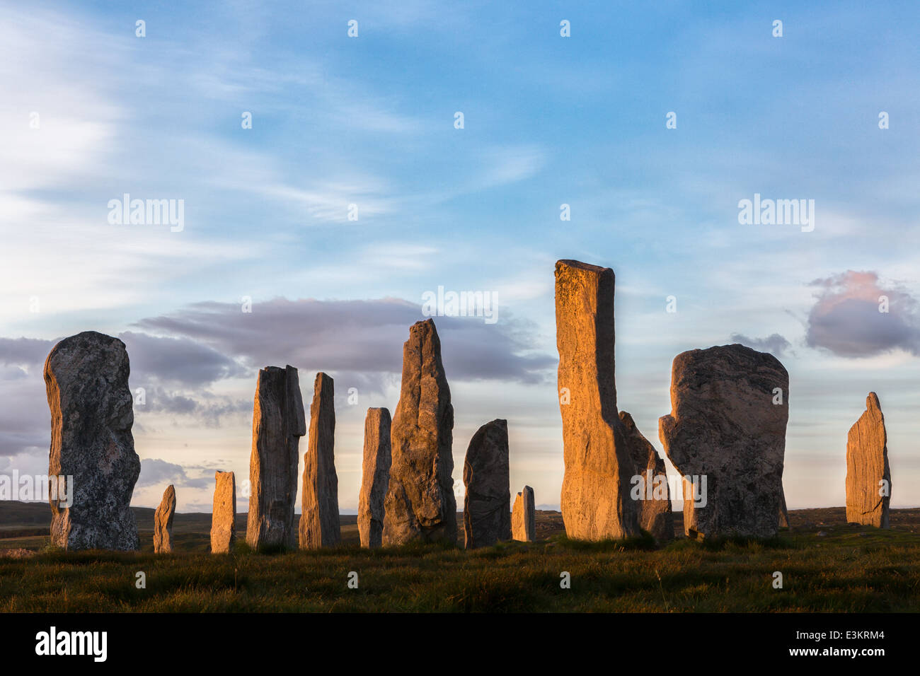 Círculo de piedra megalítica de 3000 a.c. en la isla de Lewis y Harris, Hébridas Exteriores, Escocia en luz del atardecer Foto de stock