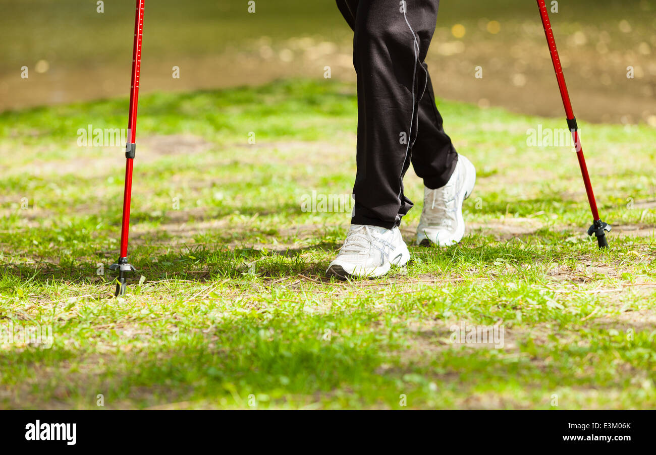 Nordic Walking. Primer plano de piernas femeninas senderismo en el