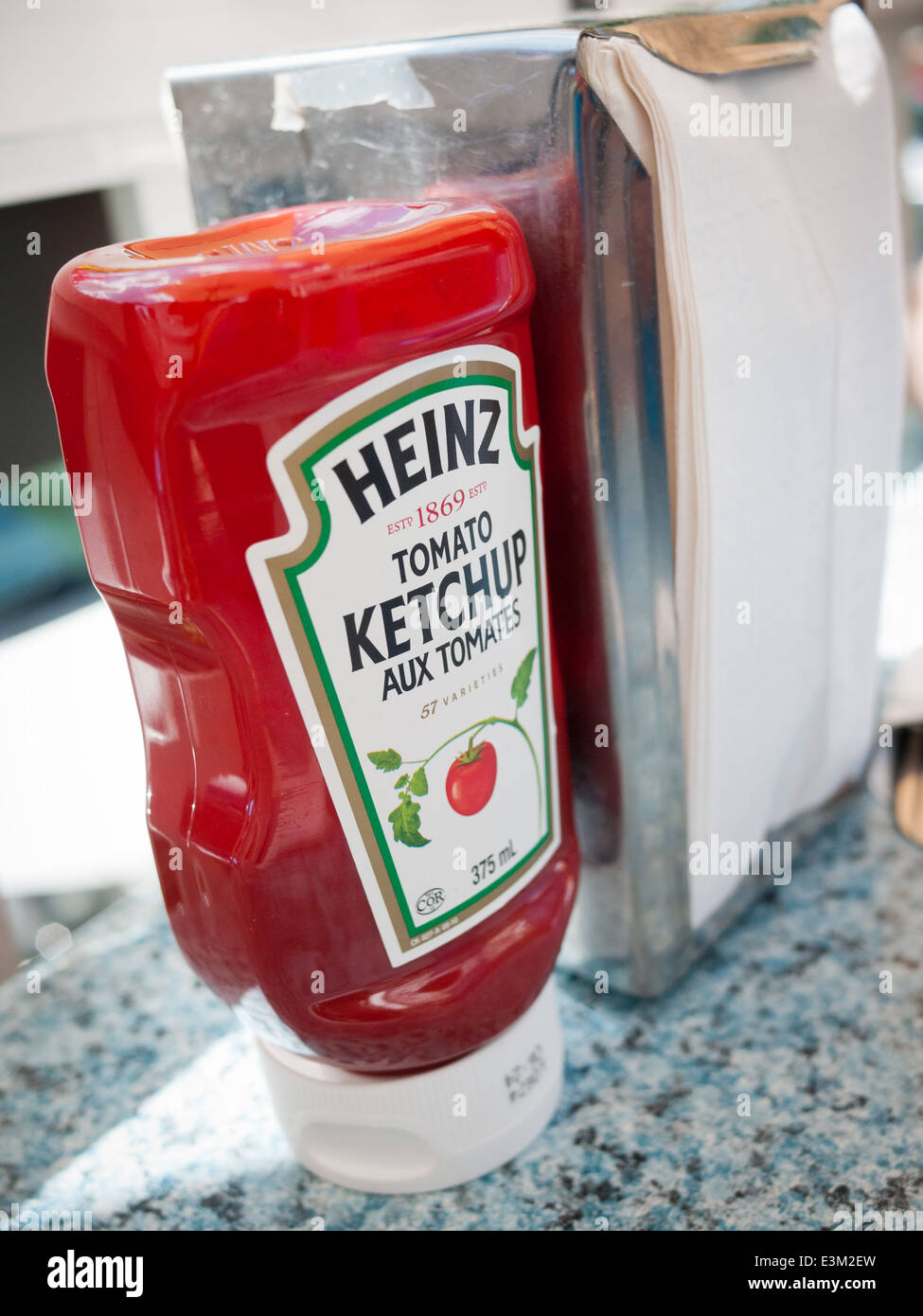 Boca abajo una botella de ketchup Heinz. Canadian envases con etiquetas en inglés y francés se muestra. Foto de stock