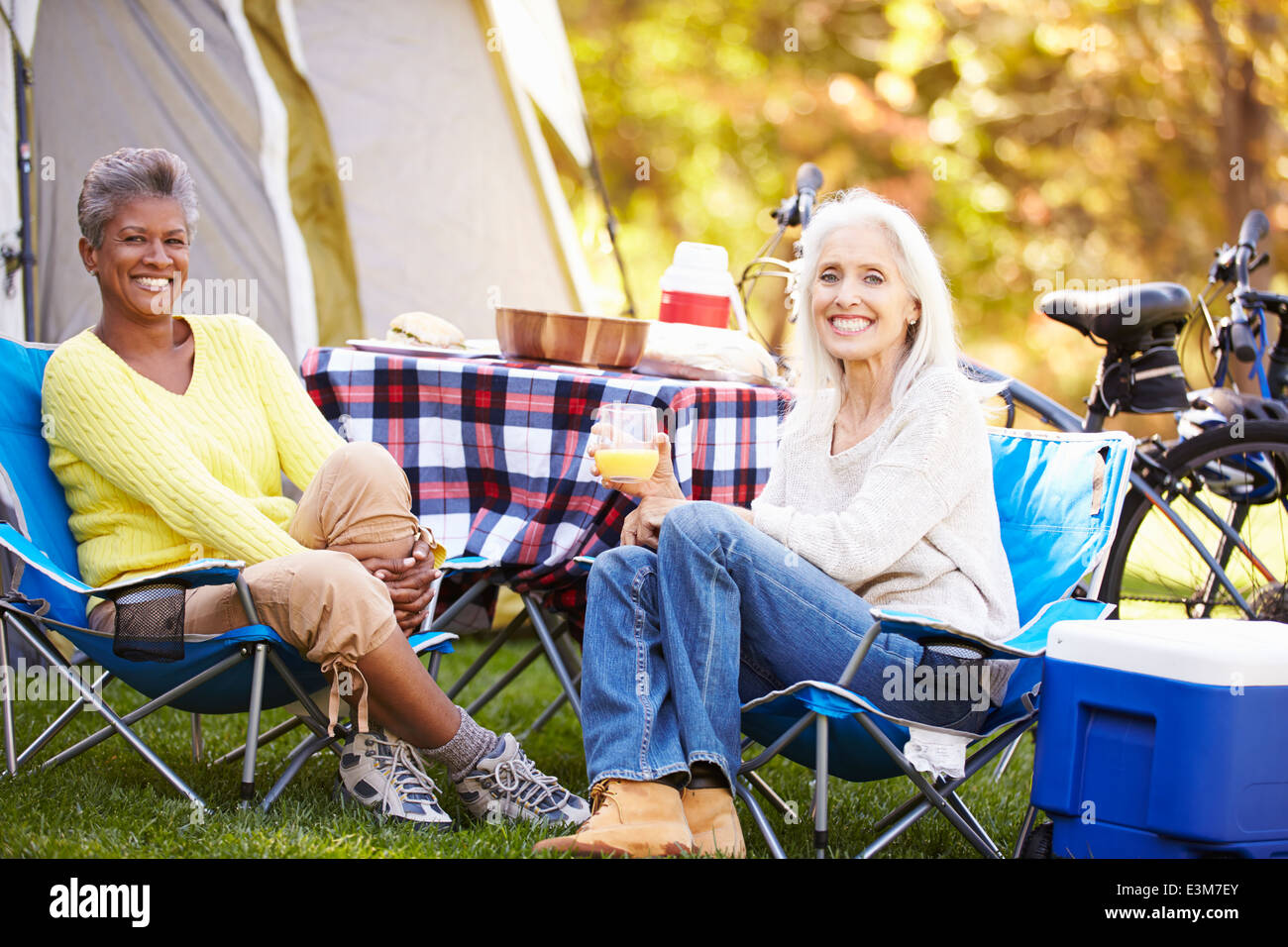 Dos mujeres maduras relajantes vacaciones en camping Foto de stock