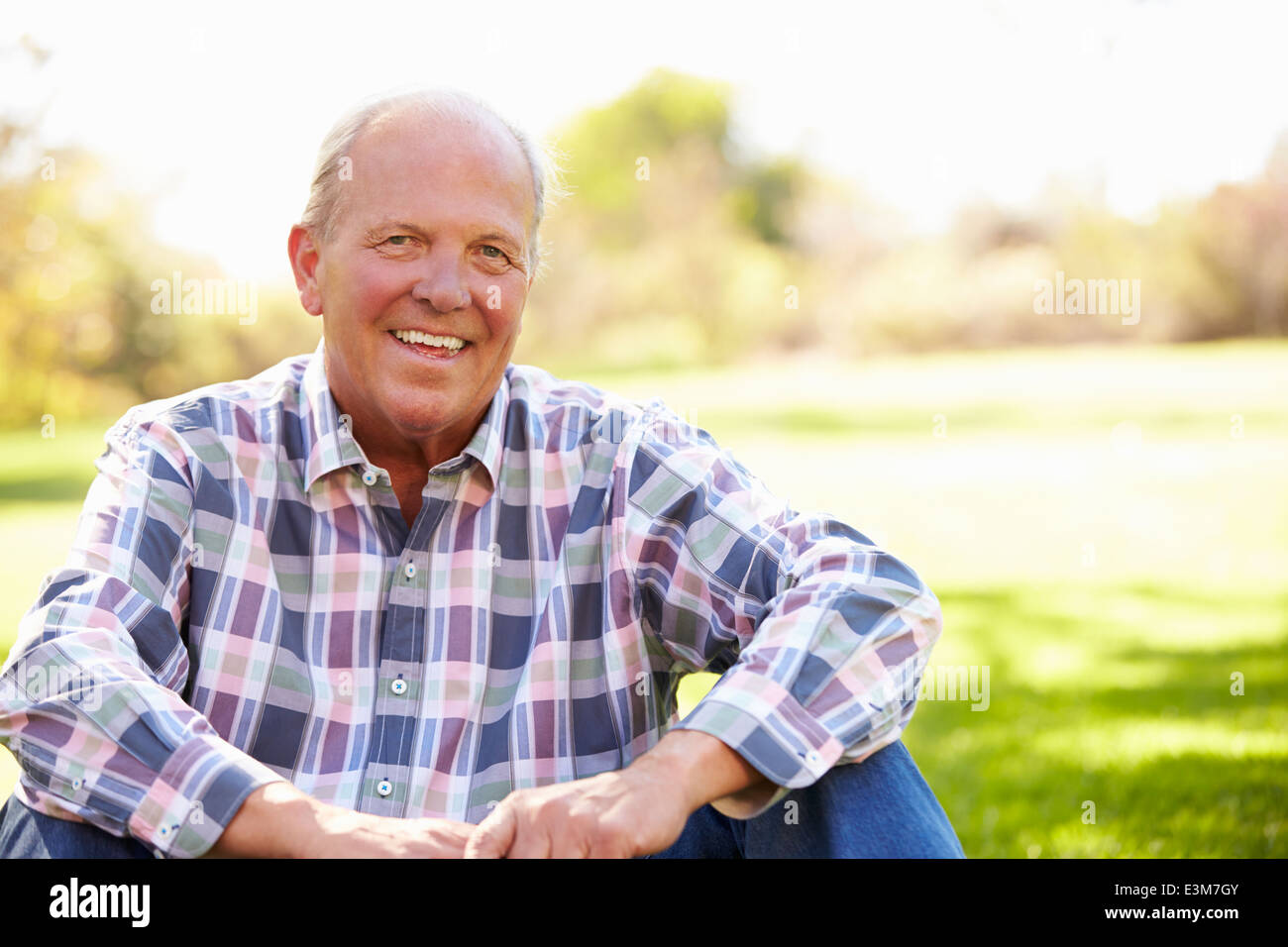 Hombre senior en relajante paisaje otoñal Foto de stock