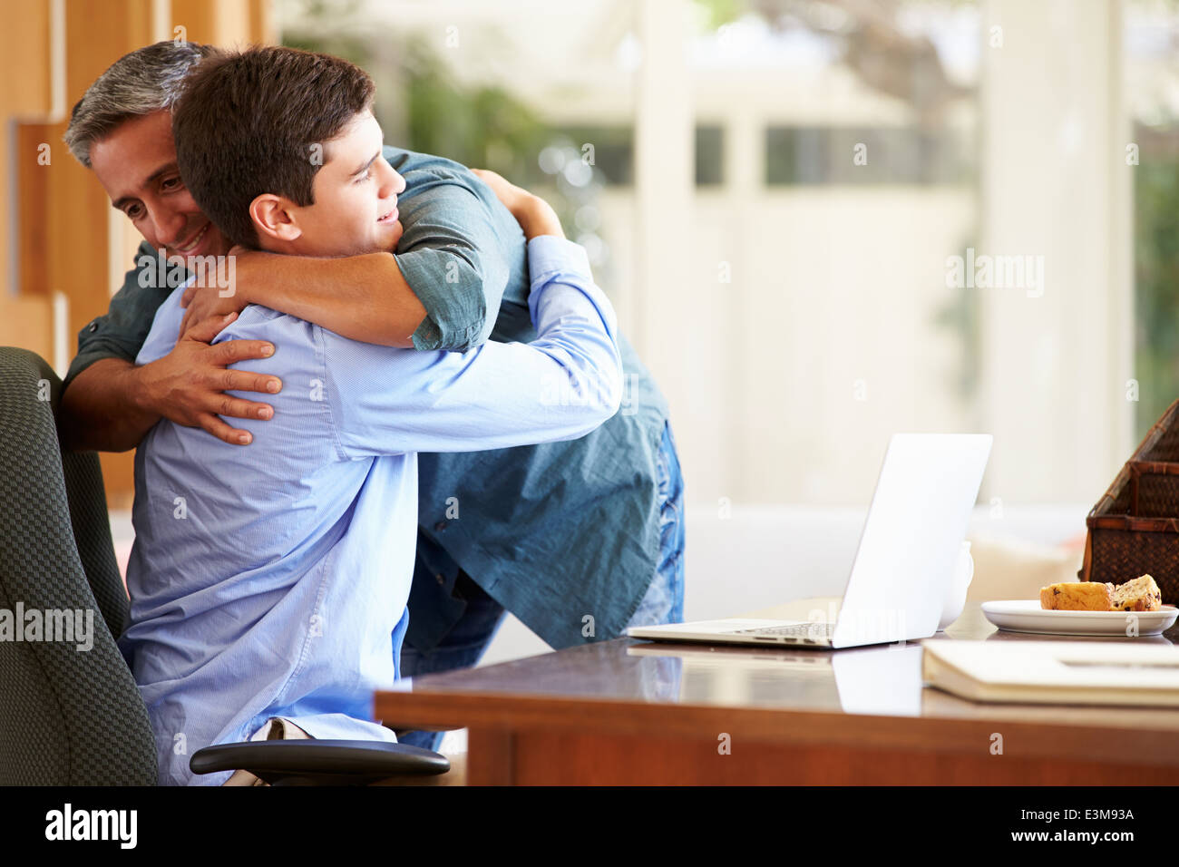 Padre e hijo adolescente tener un abrazo Foto de stock