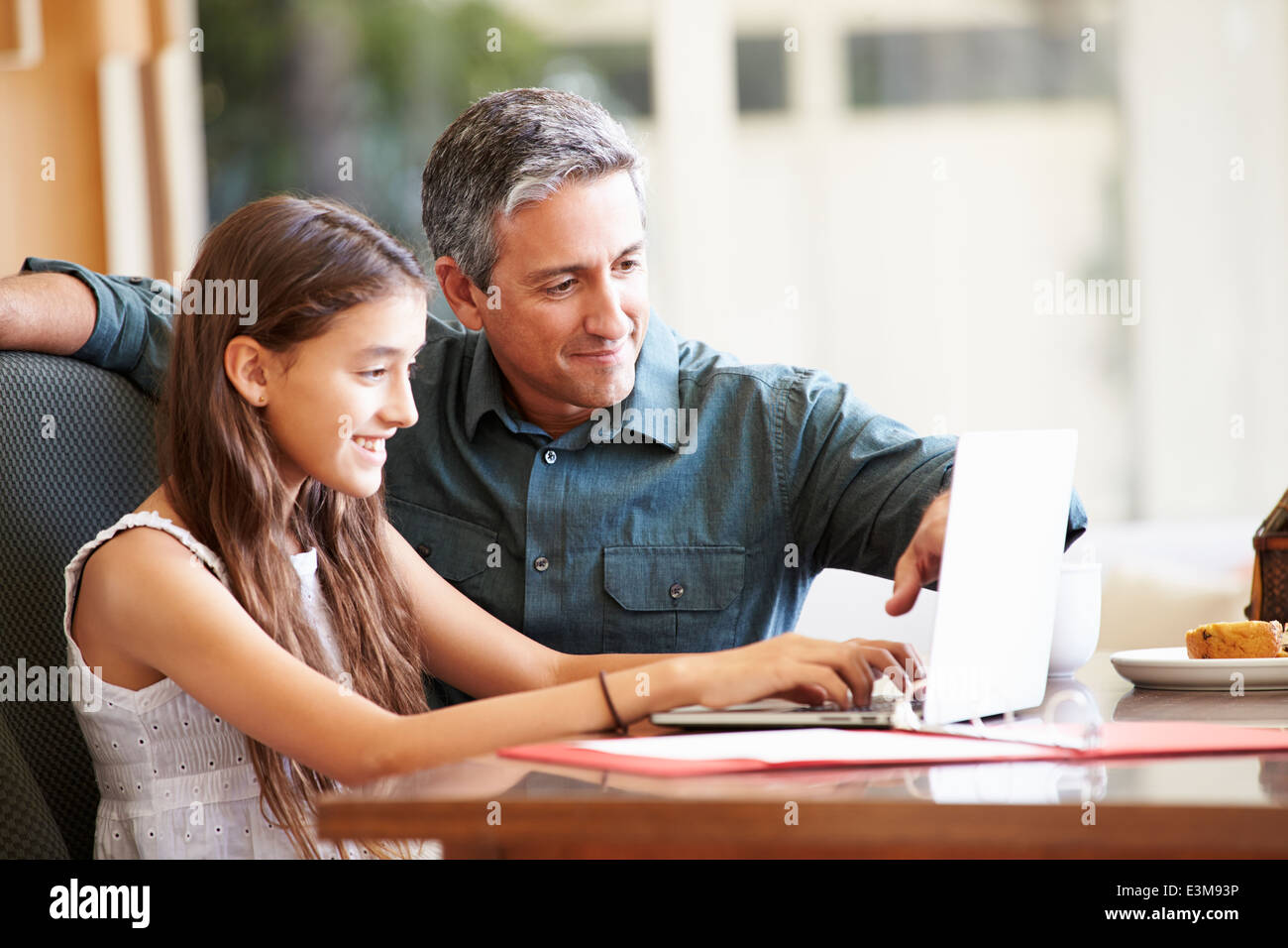 Padre e hija adolecente fotografías e imágenes de alta resolución - Alamy