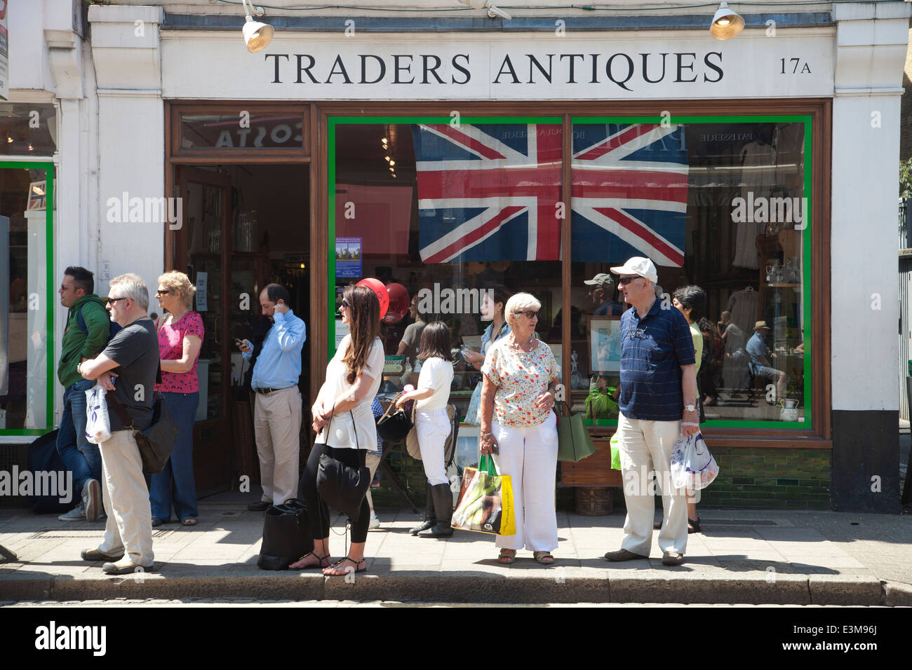 Los comerciantes de antigüedades, anticuario, Wimbledon Village, en el suroeste de Londres, Inglaterra, Reino Unido. Foto de stock