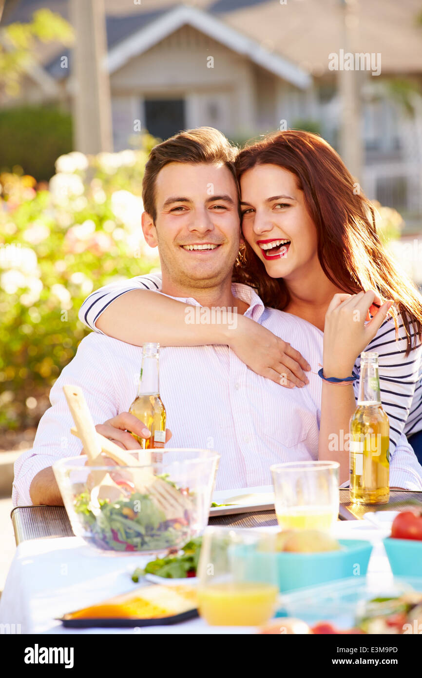 Pareja romántica cena al aire libre en el jardín Foto de stock