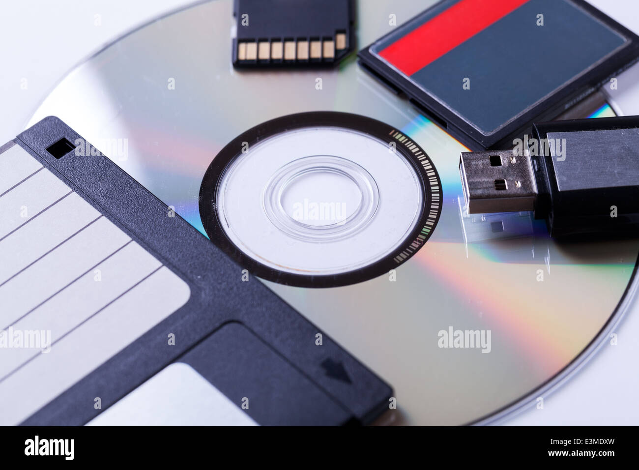 Selección de diferentes dispositivos de almacenamiento informático de datos  e información, incluyendo un CD-DVD, disquete, memoria USB, compact flash  Fotografía de stock - Alamy