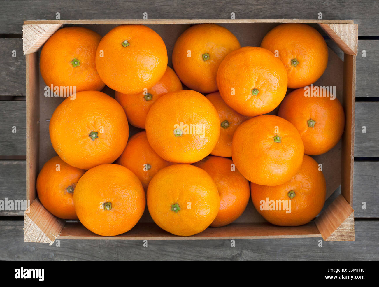 Caja de madera de las mandarinas frescas Foto de stock