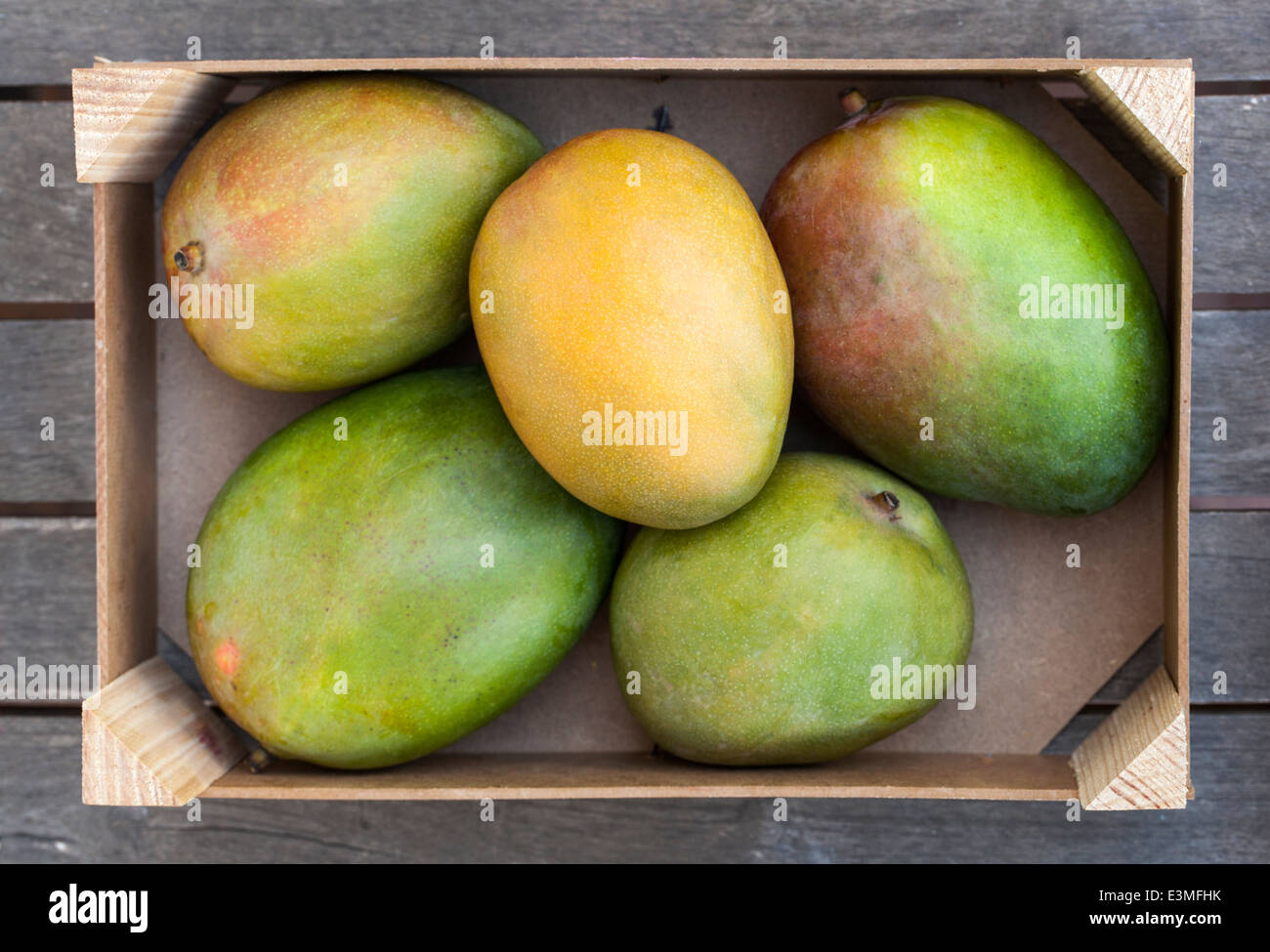 Caja de madera de mango fresco Foto de stock