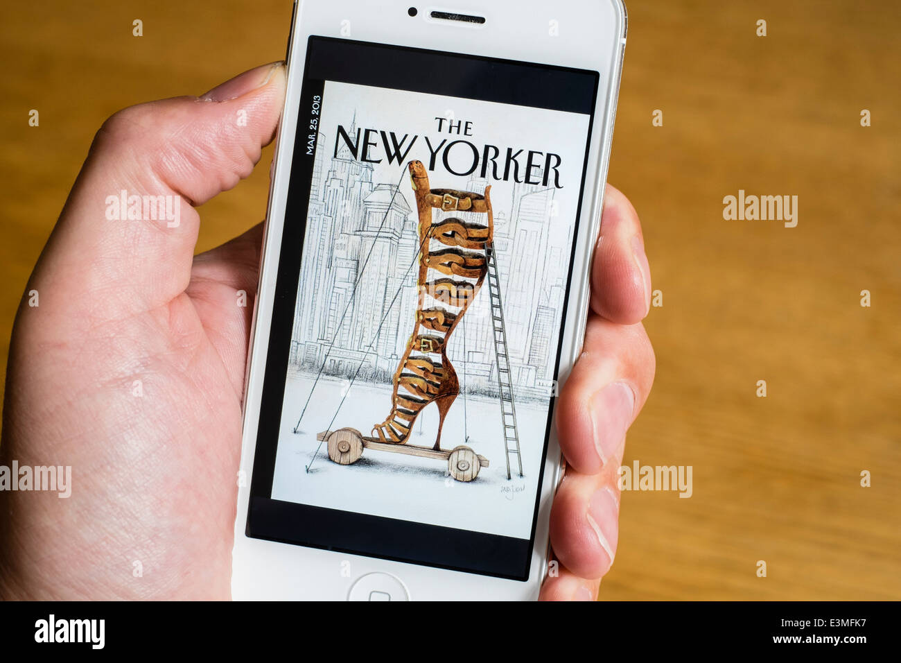 Detalle del New Yorker mobile online app en el iPhone teléfonos inteligentes. Foto de stock