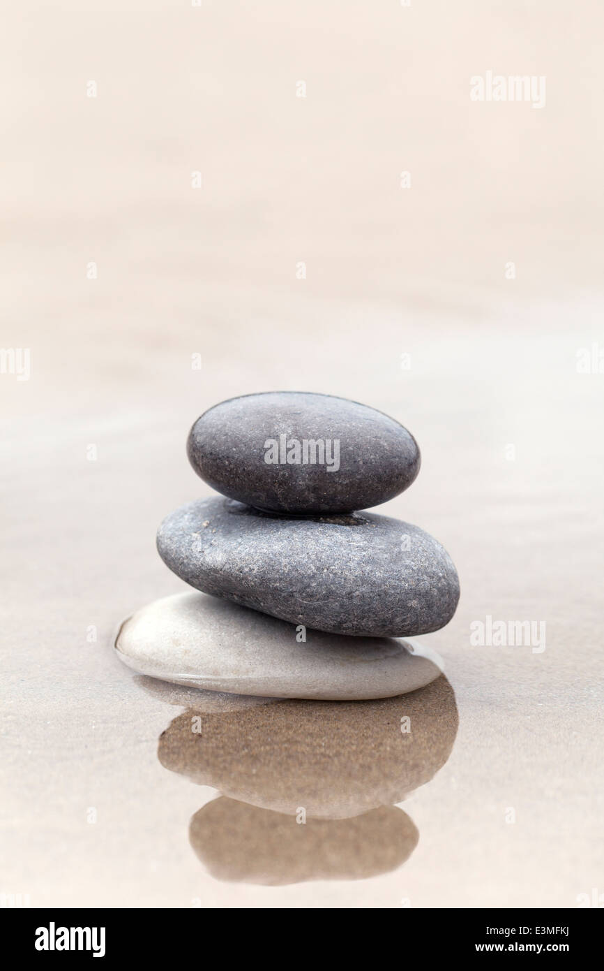 Piedras Zen en agua de mar con copia espacio para el texto Foto de stock